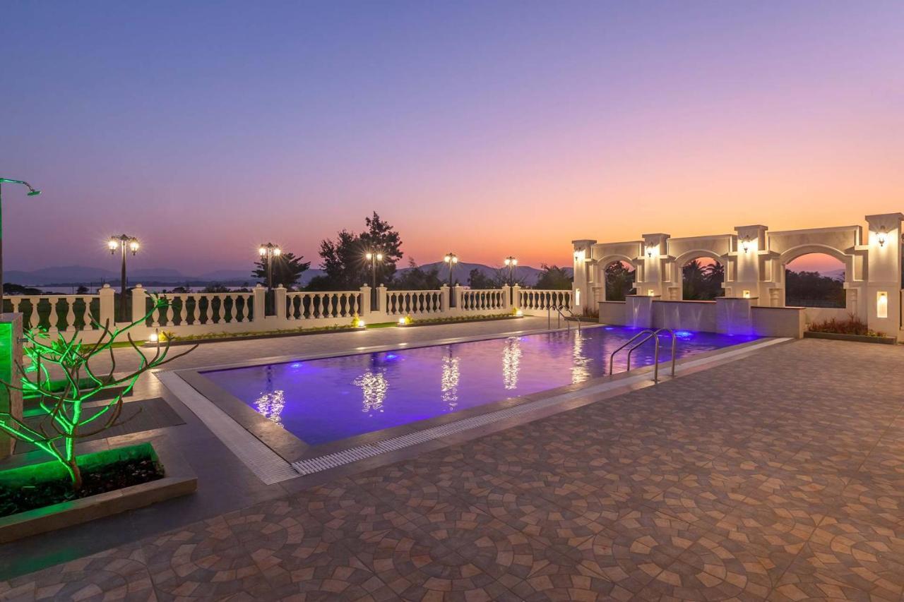 Stayvista's Lake La Vie: Tranquil Lakeside Villa with Pool and Farmland Views Nashik Exterior photo